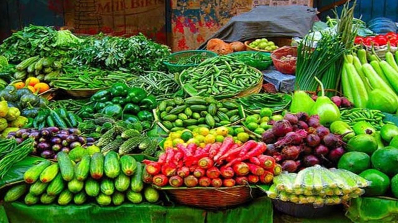 বাজারে ৮০ টাকার নিচে মিলছে না সবজি